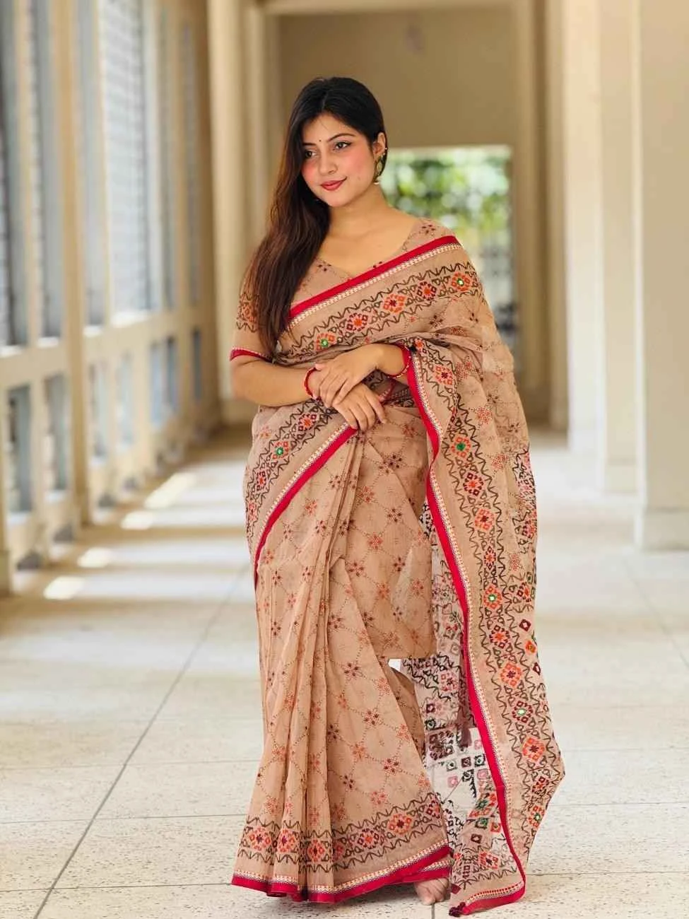 প্রিমিয়াম বুটিক শাড়ি,এম্বয়ডারী এবং সুতার কাজ করা সাথে রানিং ব্লাউস পিস থাকবে